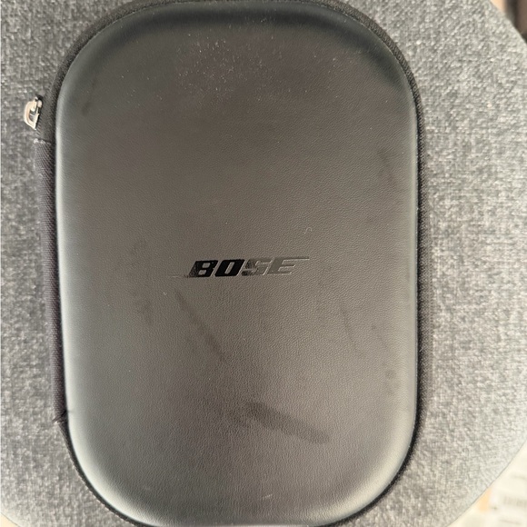 Black wireless Bose headphones - Picture 5 of 6